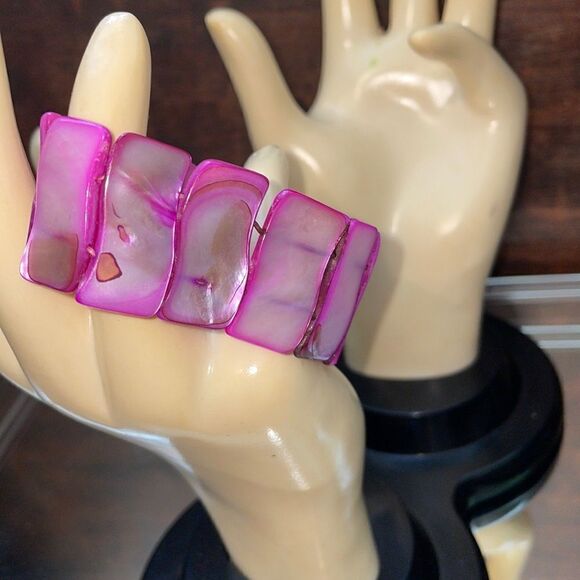 Fuchsia pink shell stretch bracelet - Picture 1 of 4